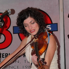 Carrie Rodriguez, Музыкальный Портал α
