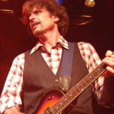 Eric Bazilian, Музыкальный Портал α