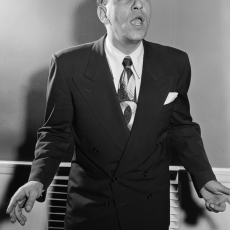 Луи Прима, Музыкальный Портал α