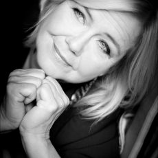 Mathilde Santing, Музыкальный Портал α