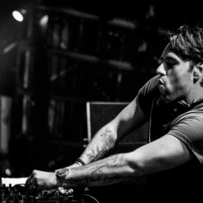 Себастьян Ингроссо, Музыкальный Портал α