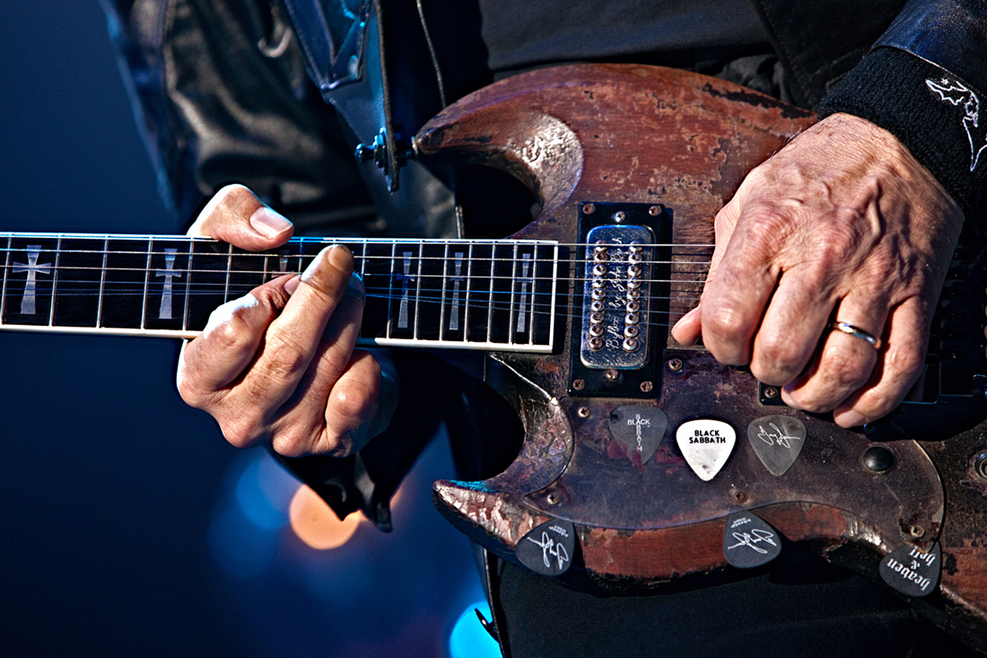 Группа электрогитара. Тони Айомми. Томми Айомми пальцы. Гитарист Тони Айомми. Гитары Tony Iommi.
